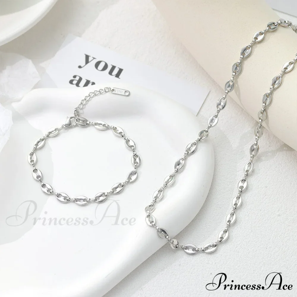 Retro Style Hollow Hot Circle Chain Necklace - Image 2