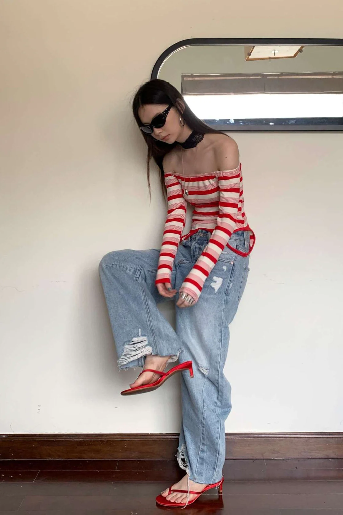 Chic Distressed Curved Wide Leg Vintage Washed Jeans - Image 4