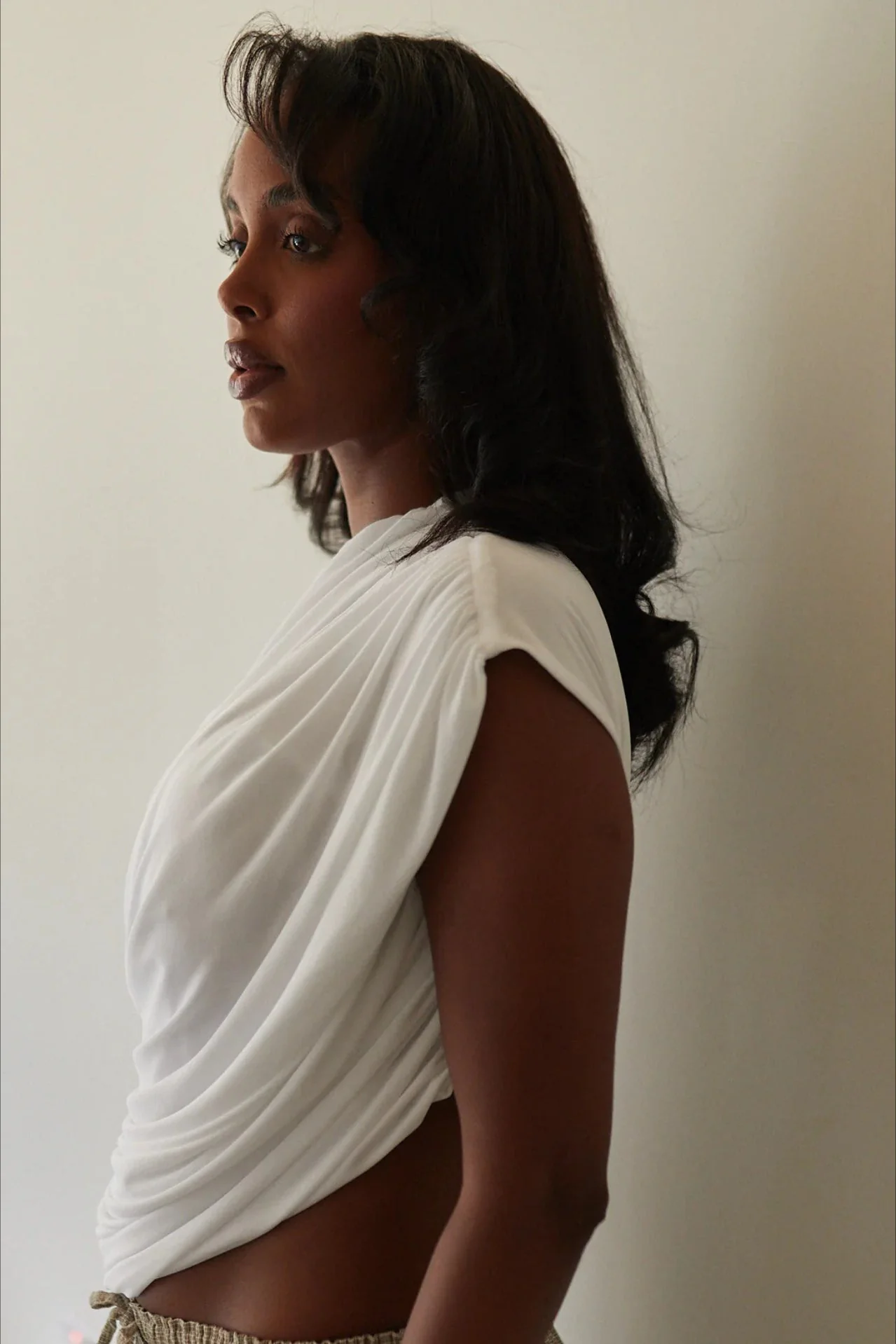 Chic Irregular Solid Ruched Sleeveless Blouse - Image 5