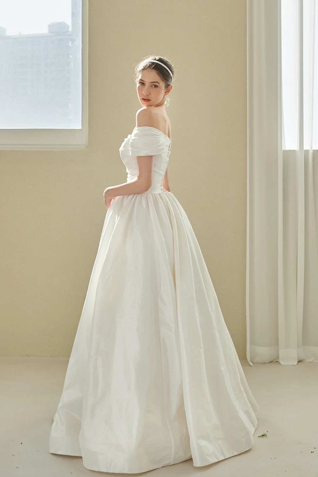Elegant Vintage Off Shoulder Wedding Dress - Image 4