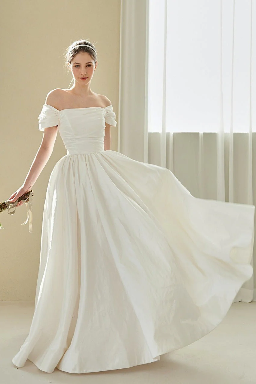 Elegant Vintage Off Shoulder Wedding Dress - Image 5