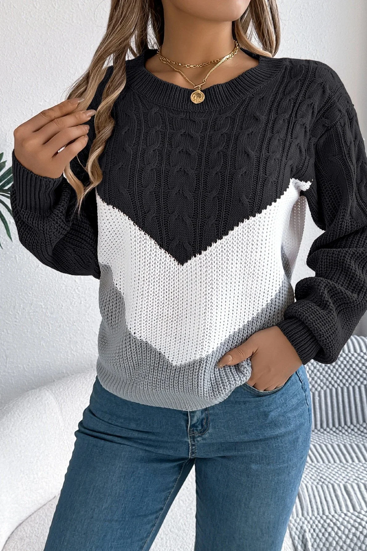 Colorblock Round Neck Pullover Sweater - Image 5