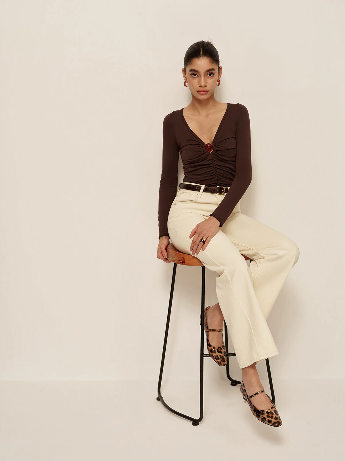V-Neck Cutout Pleated Slim Knit Top - Image 2