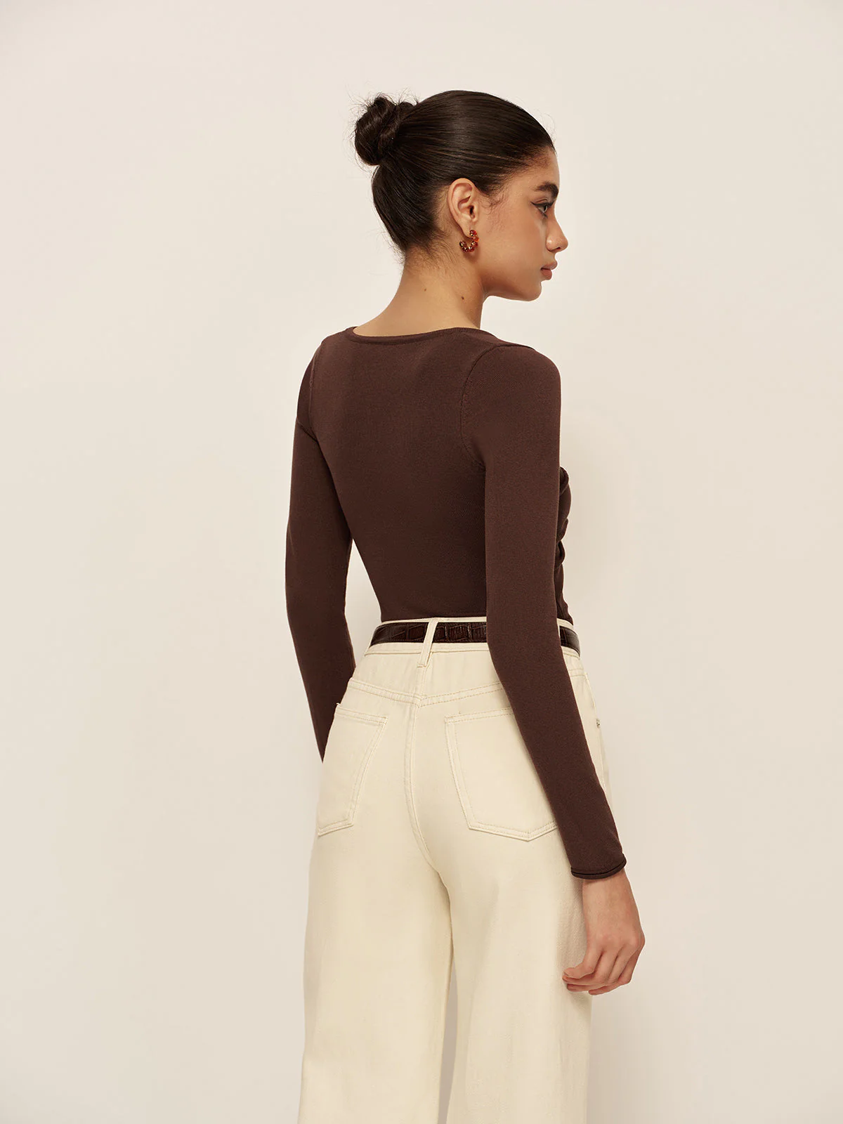V-Neck Cutout Pleated Slim Knit Top - Image 6