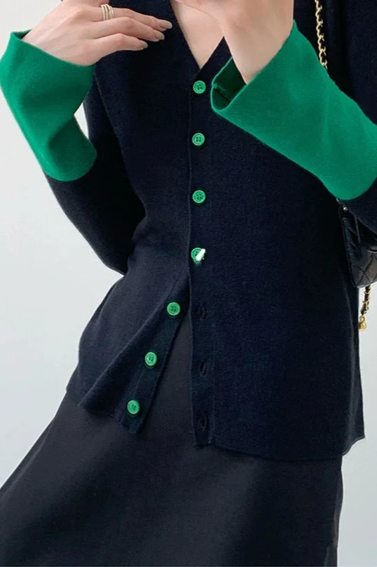 Flare Sleeve Colorblock Knit V-Neck Cardigan - Image 4