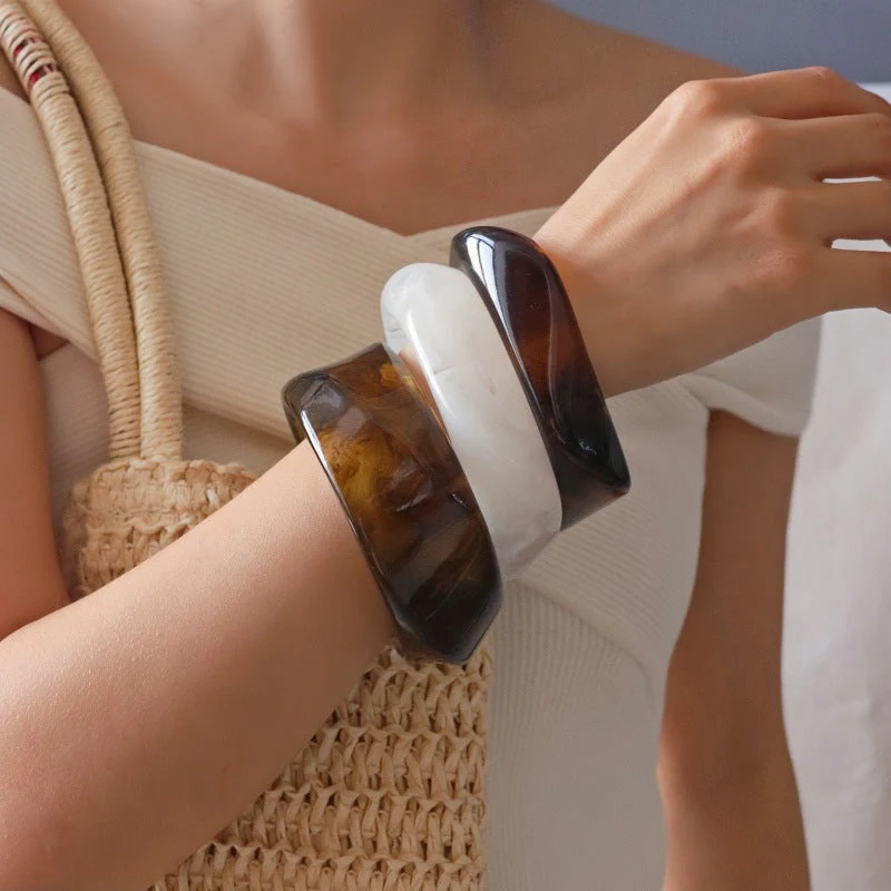 Irregular Geometric Round Acrylic Bracelet - Image 10