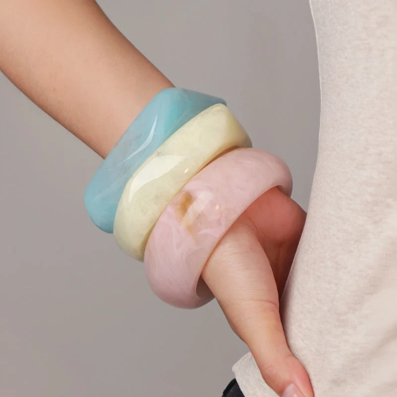 Irregular Geometric Round Acrylic Bracelet - Image 14