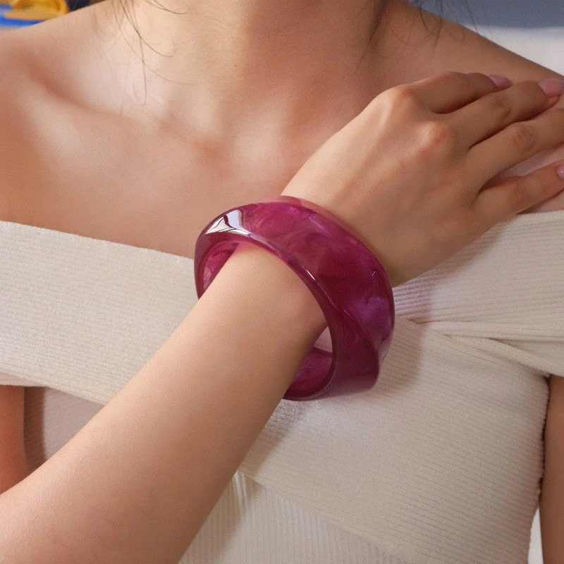 Irregular Geometric Round Acrylic Bracelet - Image 6