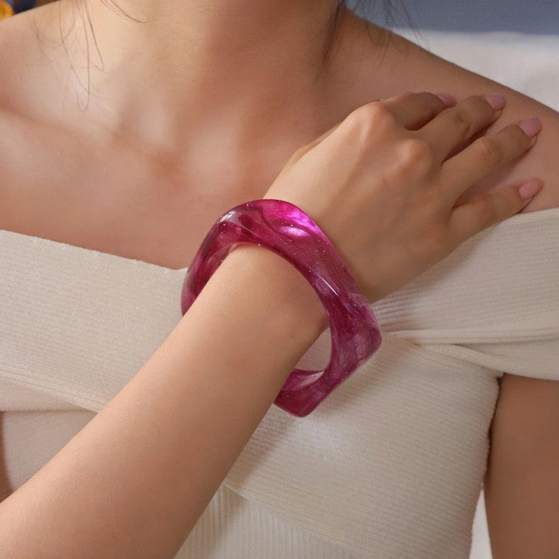 Irregular Geometric Round Acrylic Bracelet - Image 8