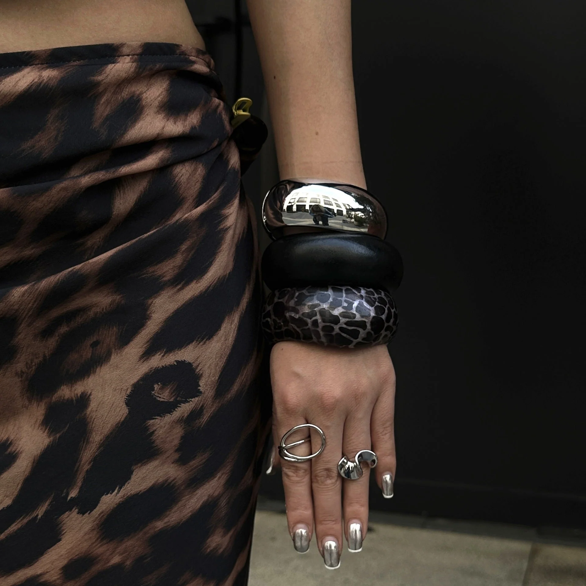 Resin Oval Wide Geometric Leopard Bracelet - Image 3