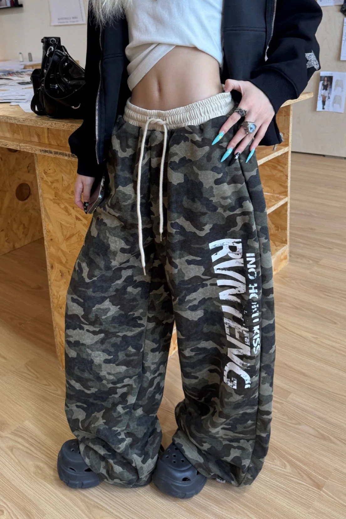 Retro Camo Letter Graphic Curved Sweat Pants - Image 3