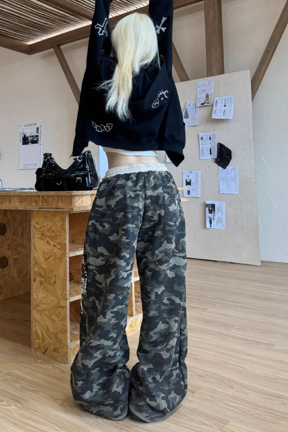 Retro Camo Letter Graphic Curved Sweat Pants - Image 4