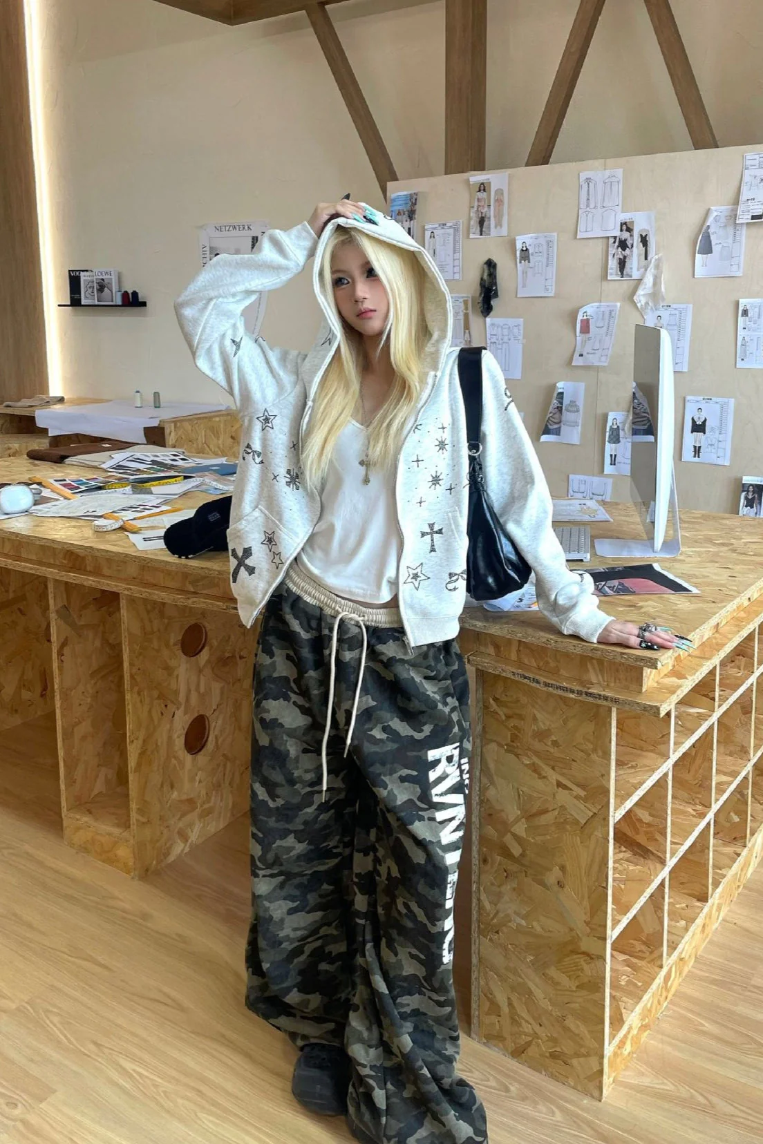 Retro Camo Letter Graphic Curved Sweat Pants - Image 5