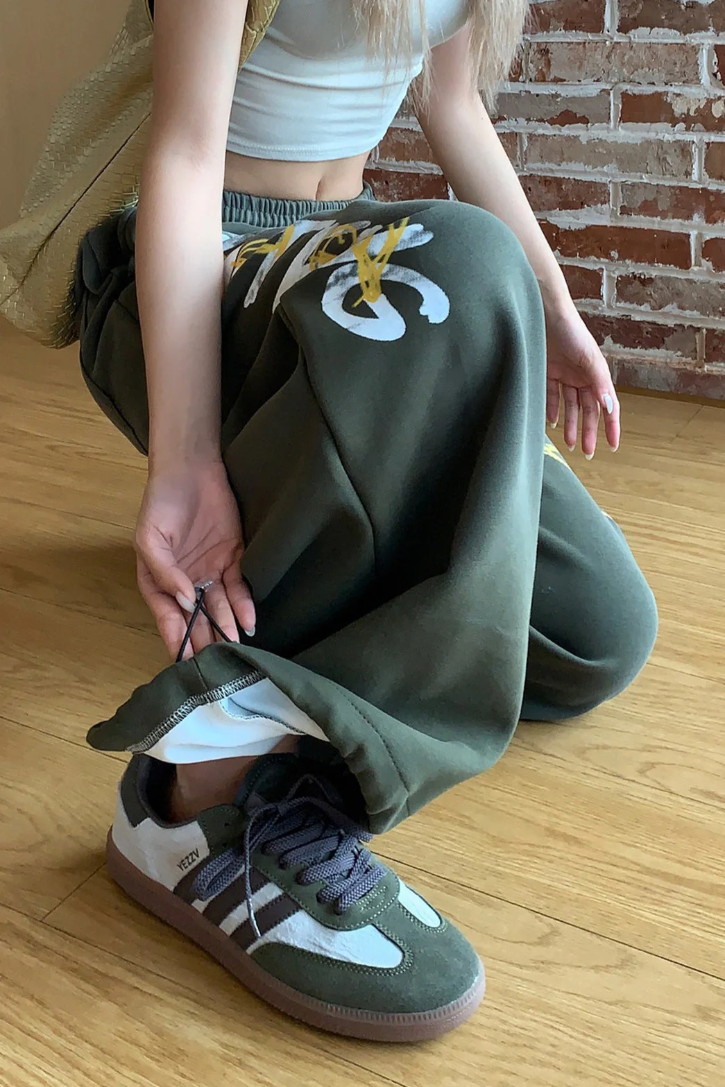 Retro High Waist Drawcord Graphic Sweat Pants - Image 3