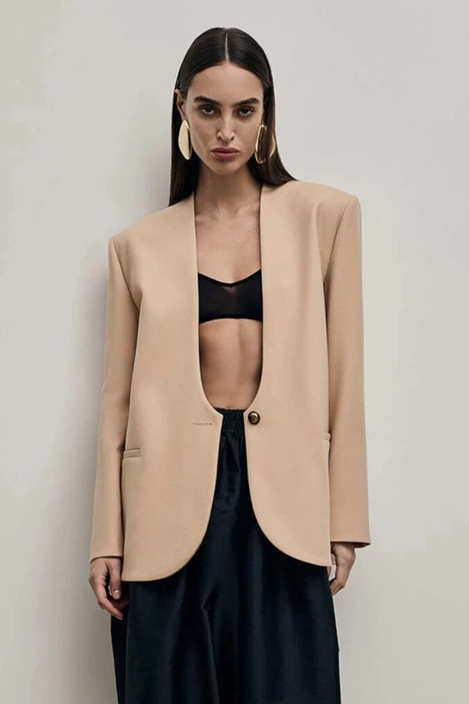 Solid Fitted Single-Breasted Regular Shoulder Blazer - Image 2