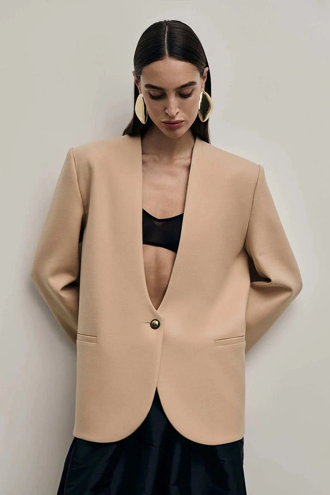 Solid Fitted Single-Breasted Regular Shoulder Blazer - Image 4