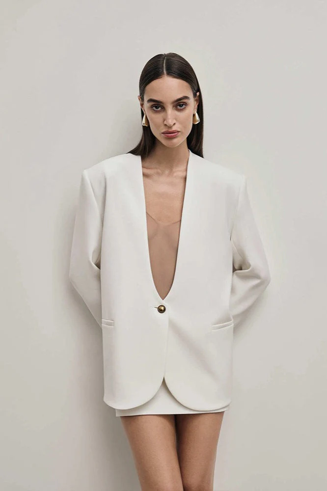 Solid Fitted Single-Breasted Regular Shoulder Blazer - Image 5