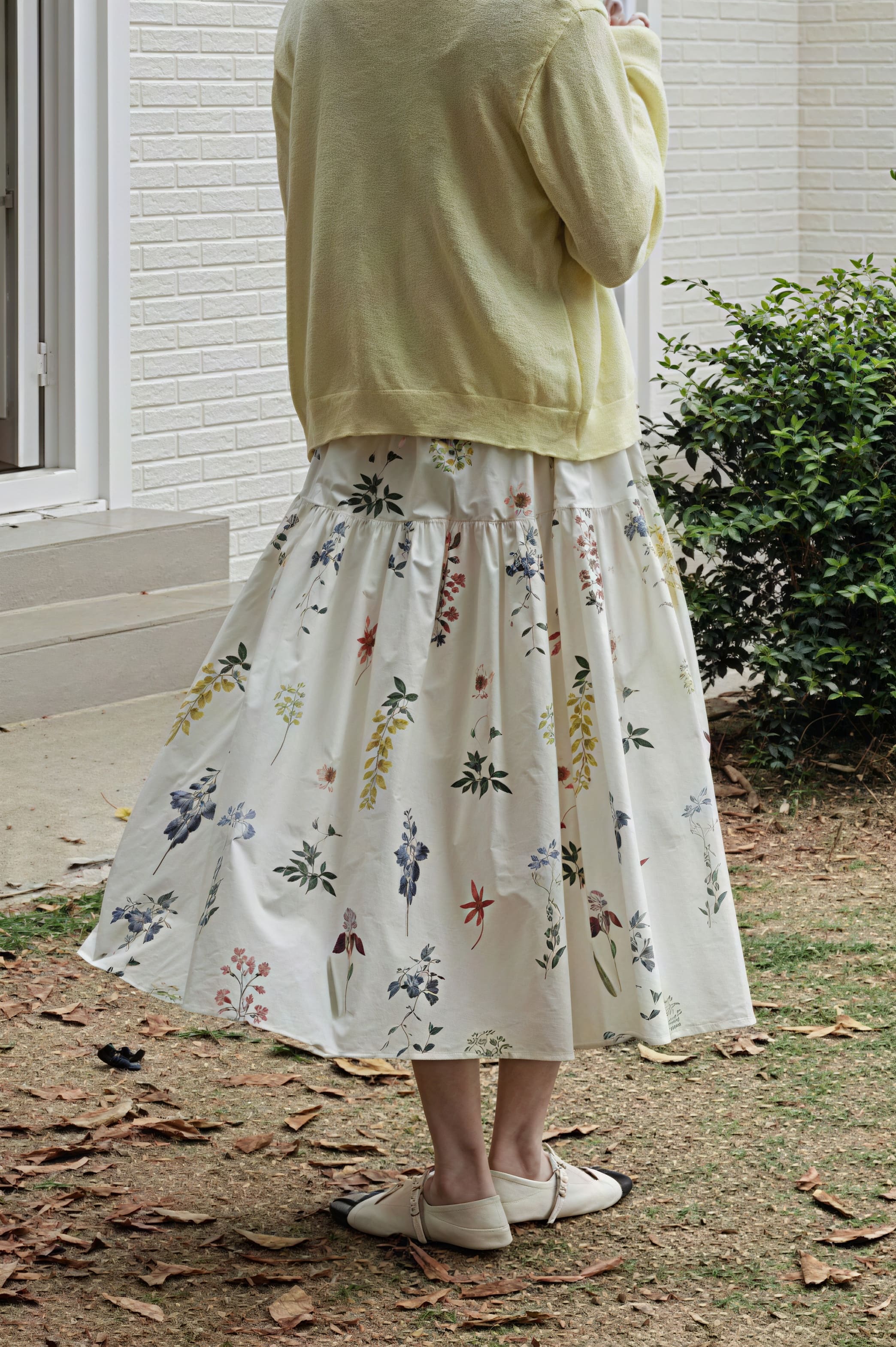 Vintage Floral Pleated A - line Midi Skirt - Image 3