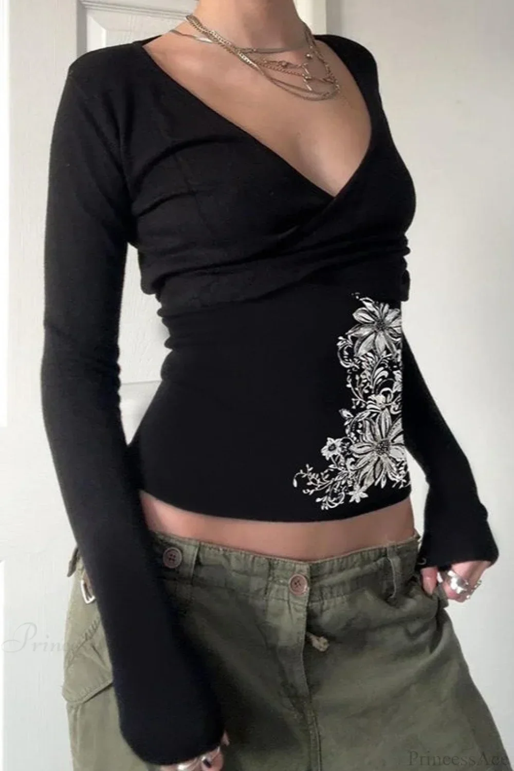 Vintage Floral Print V-Neck Black Slim Long Sleeve Tee - Image 2