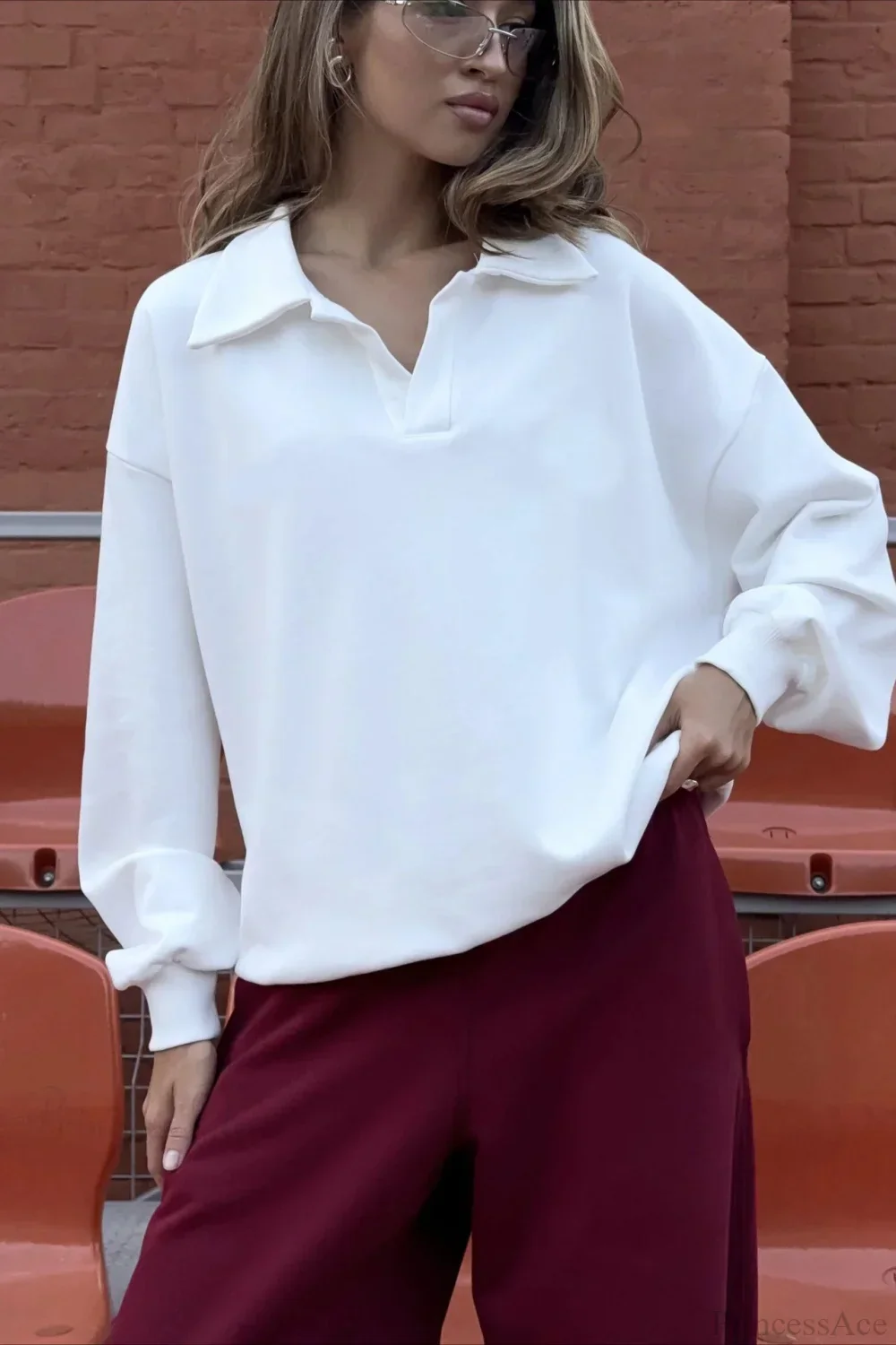 White Loose Top Elastic Red Pants Two Piece Set - Image 4