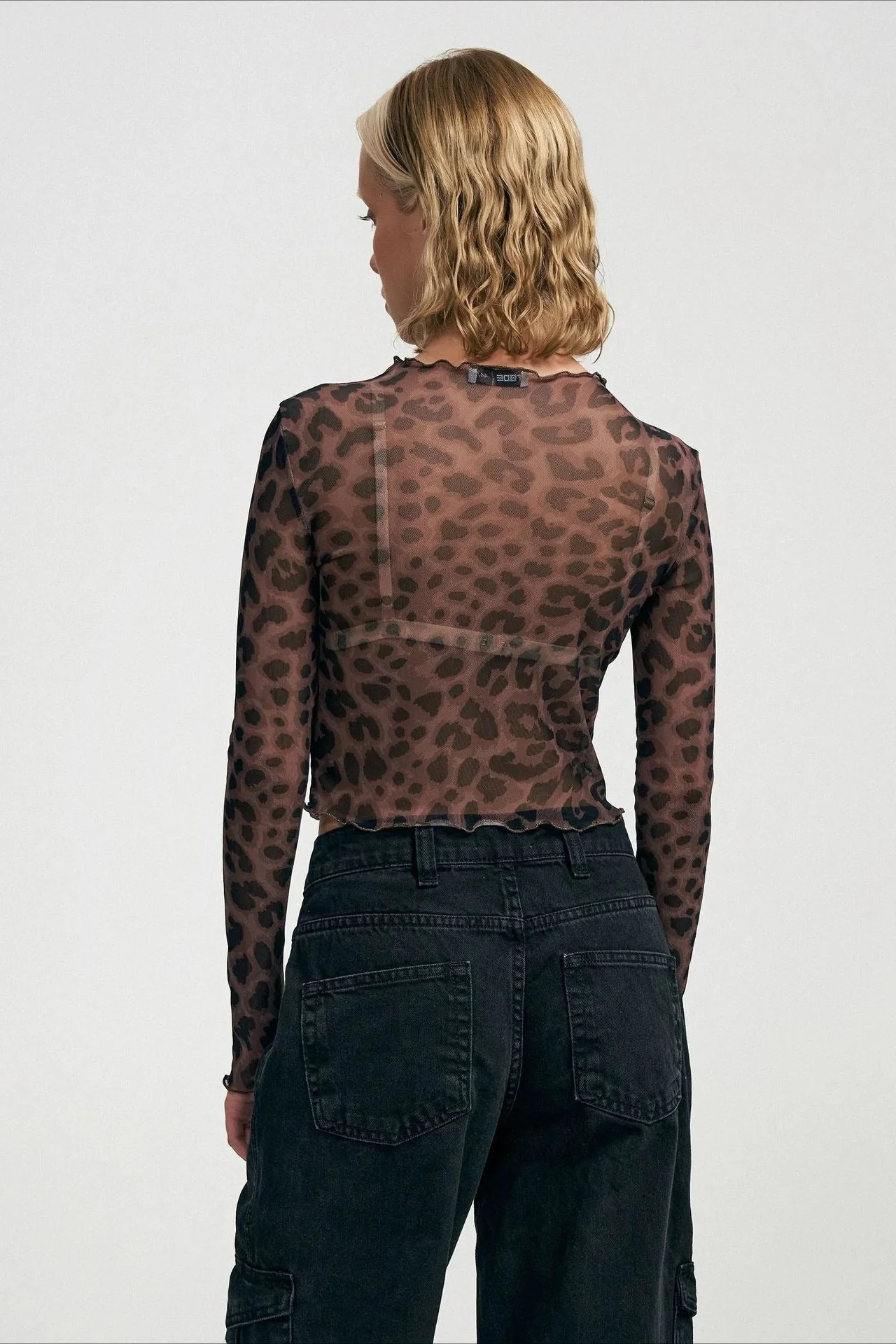 Fitted Sheer Leopard Crop Top - Image 2