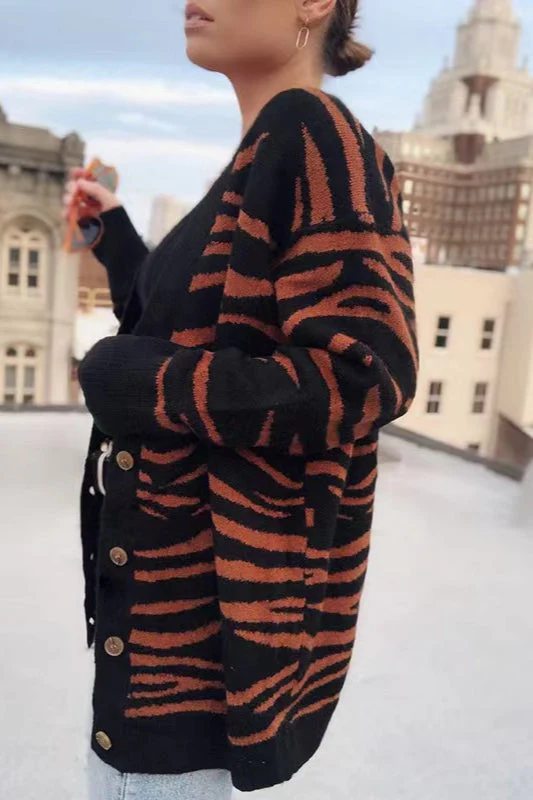 Casual Buttoned Zebra Knit Cardigan - Image 4