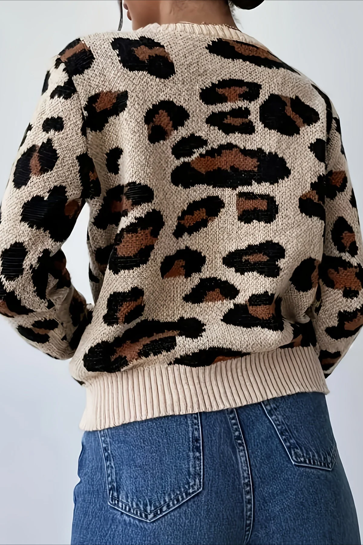 Crew Neck Leopard Pattern Knit Sweater - Image 3
