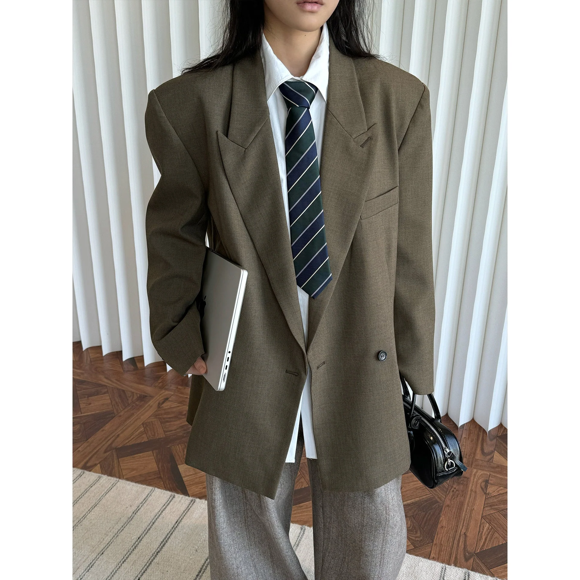 Structured Wide Shoulder Blazer - Image 9