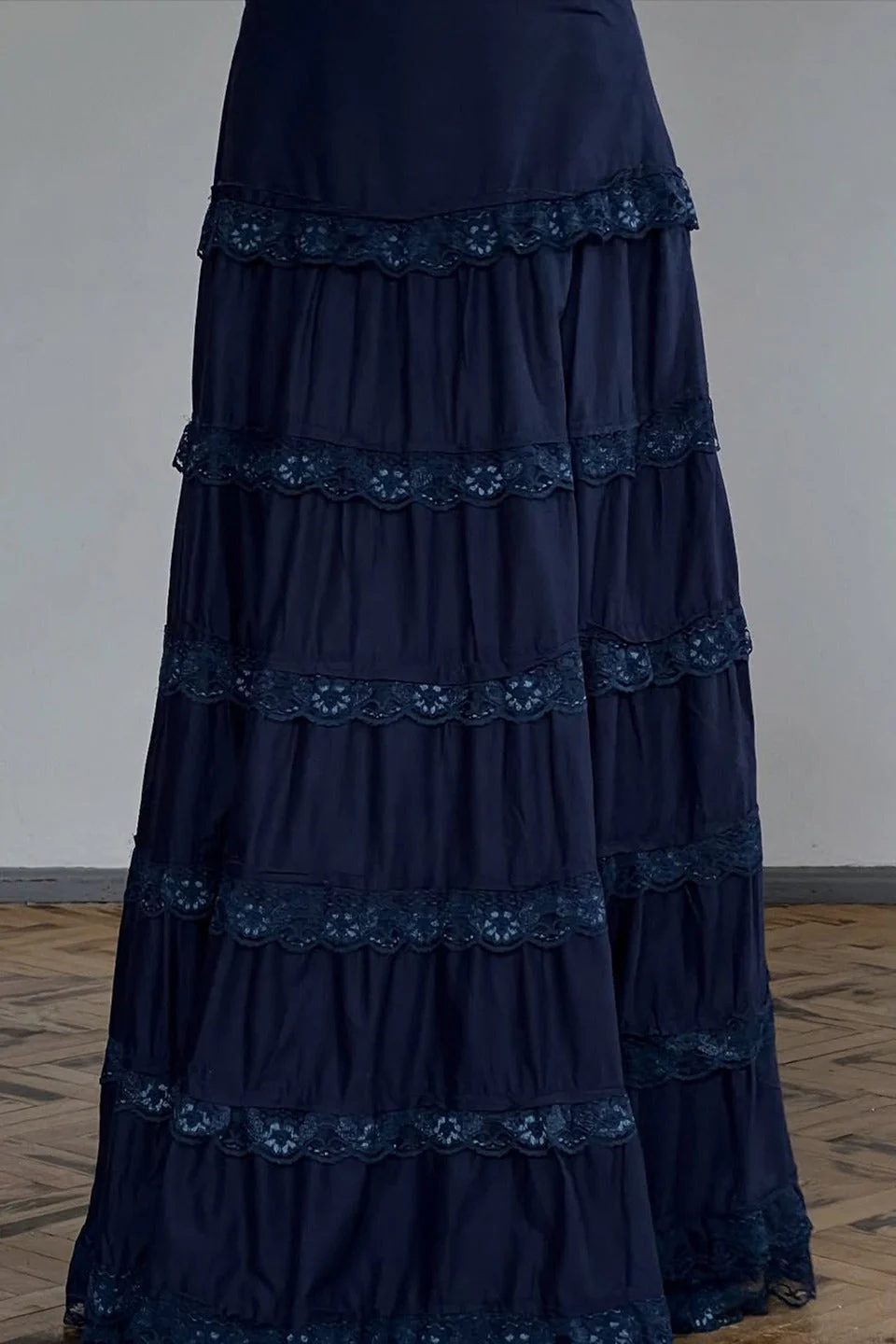 Vintage Lace Trimmed Tiered Midi Skirt - Image 4