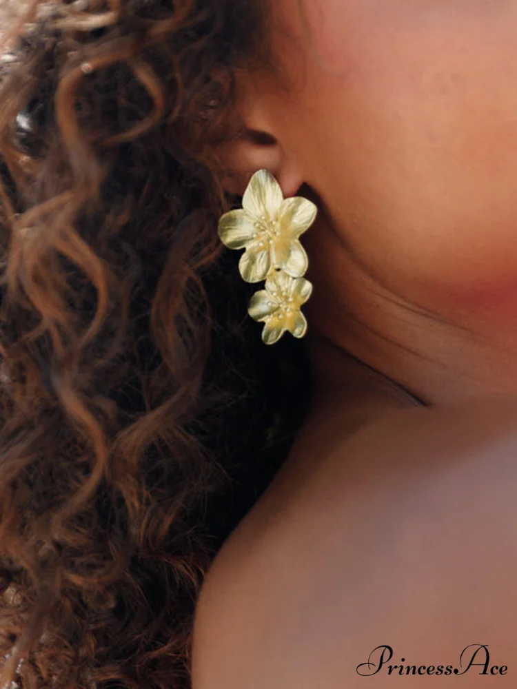 Fashionable Charming Flower-Shaped Earrings - Image 3