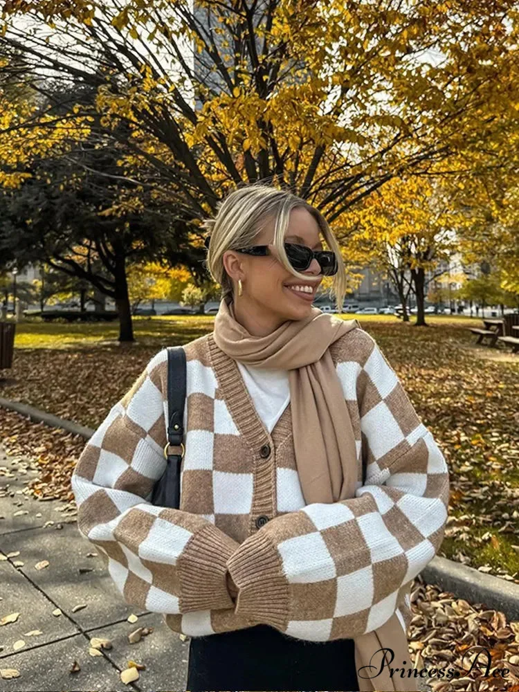 V-neck Square Printed Color Block Cardigan
Modified Output: V-neck Square Patterned Colorful Block Sweater - Image 2