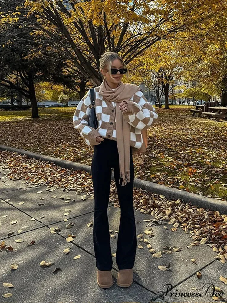 V-neck Square Printed Color Block Cardigan
Modified Output: V-neck Square Patterned Colorful Block Sweater - Image 3