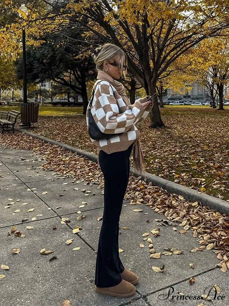V-neck Square Printed Color Block Cardigan
Modified Output: V-neck Square Patterned Colorful Block Sweater - Image 4