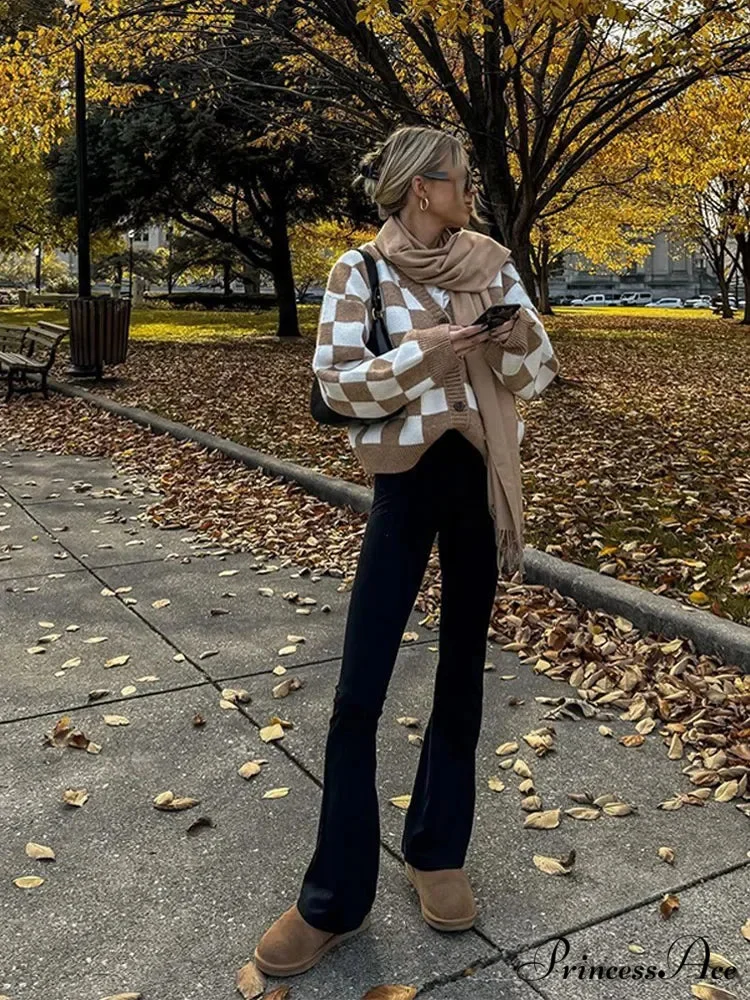 V-neck Square Printed Color Block Cardigan
Modified Output: V-neck Square Patterned Colorful Block Sweater - Image 5