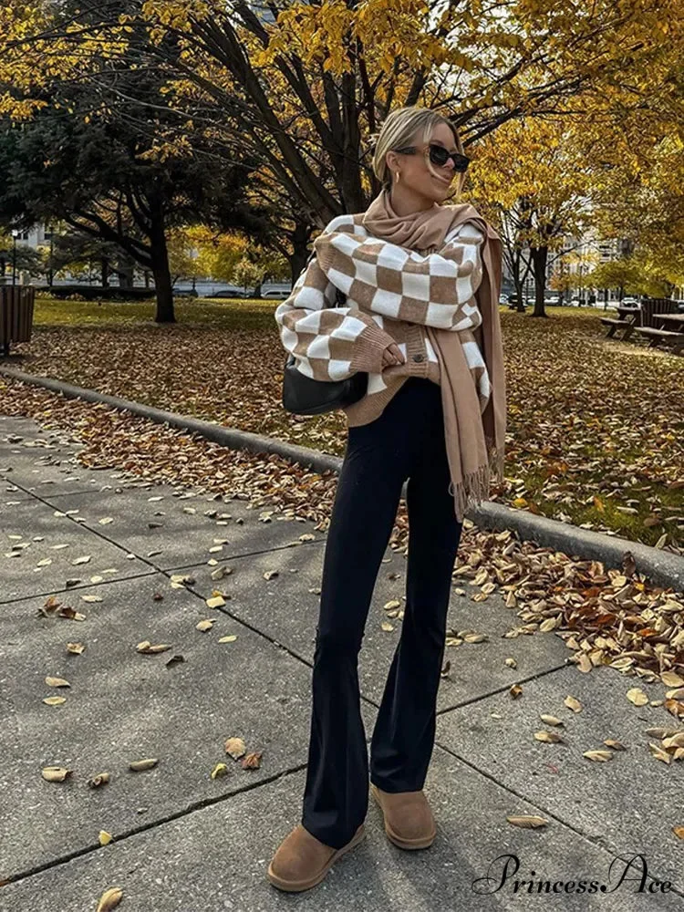 V-neck Square Printed Color Block Cardigan
Modified Output: V-neck Square Patterned Colorful Block Sweater - Image 6