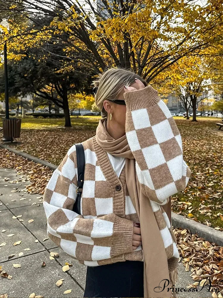 V-neck Square Printed Color Block Cardigan
Modified Output: V-neck Square Patterned Colorful Block Sweater - Image 7