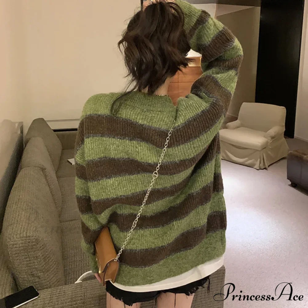 Vintage Emerald Line V-Neck Solitary Buttoned Cardigan - Image 4