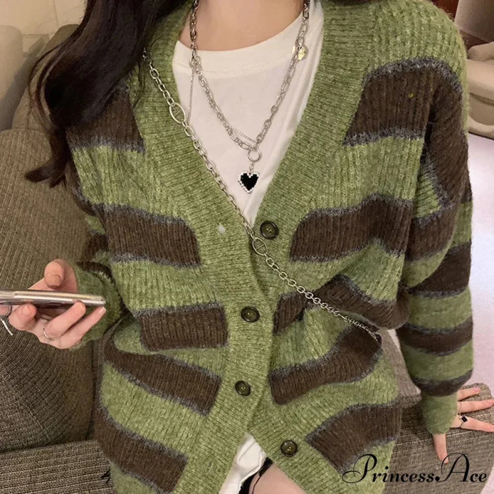 Vintage Emerald Line V-Neck Solitary Buttoned Cardigan - Image 5