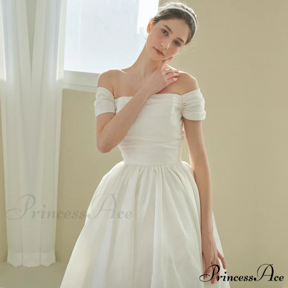 Vintage Wedding Gown with Off-the-Shoulder Design - Image 4