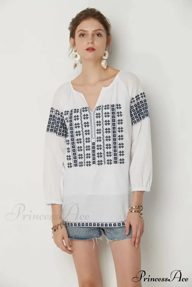 White Cotton Embroidery V-Neck Loose Pullover Boho Blouse

Modified Title: Ivory Cotton Stitching V-Neck Baggy Jumper Bohemian Top - Image 2